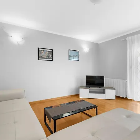 Hope - With Shared Pool Guest house