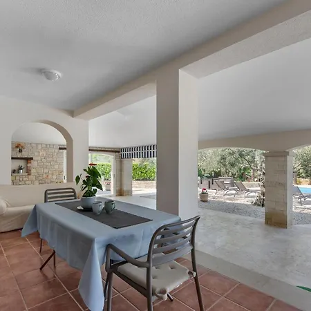 Hope - With Shared Pool Guest house Porec