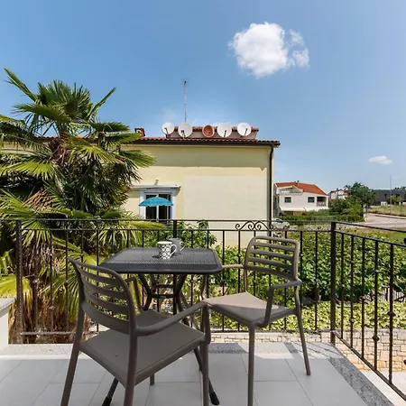 Hope - With Shared Pool Guest house