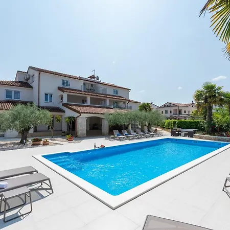 Hope - With Shared Pool Pensionat