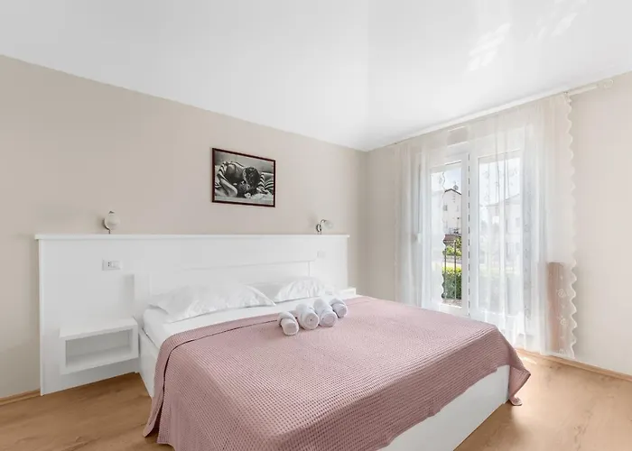 Hope - With Shared Pool 게스트하우스 포레치