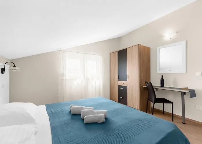 Hope - With Shared Pool 게스트하우스 포레치