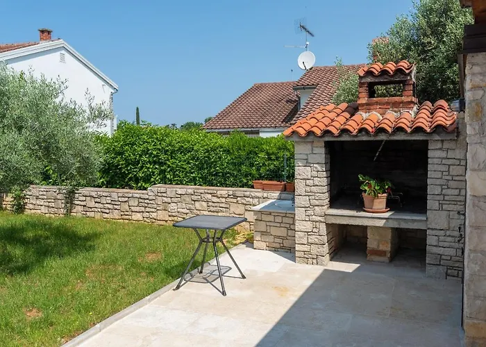 Hope - With Shared Pool 게스트하우스 포레치