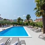 Hope - With Shared Pool Gostinjska kuća