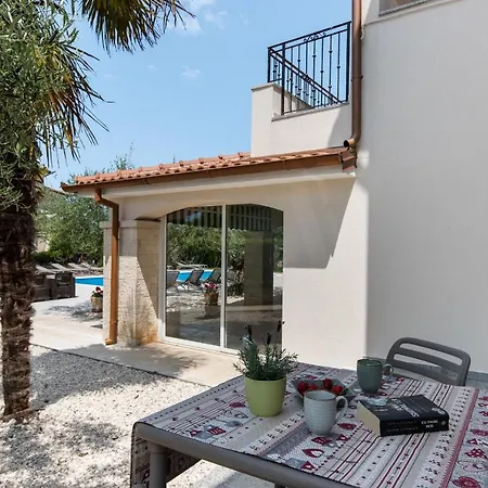 Hope - With Shared Pool 게스트하우스 포레치