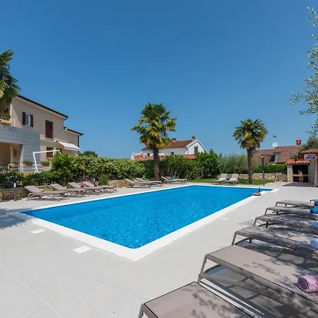 Gostinjska kuća Hope - With Shared Pool 4*