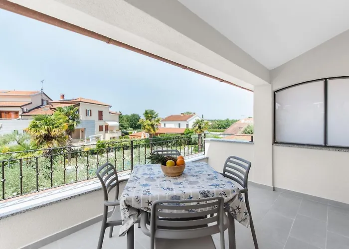 Hope - With Shared Pool 게스트하우스 포레치