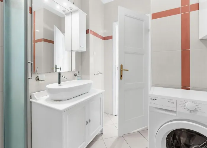 Hope - With Shared Pool 게스트하우스 포레치