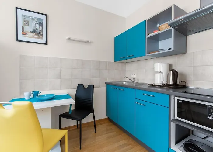 Hope - With Shared Pool 게스트하우스 포레치